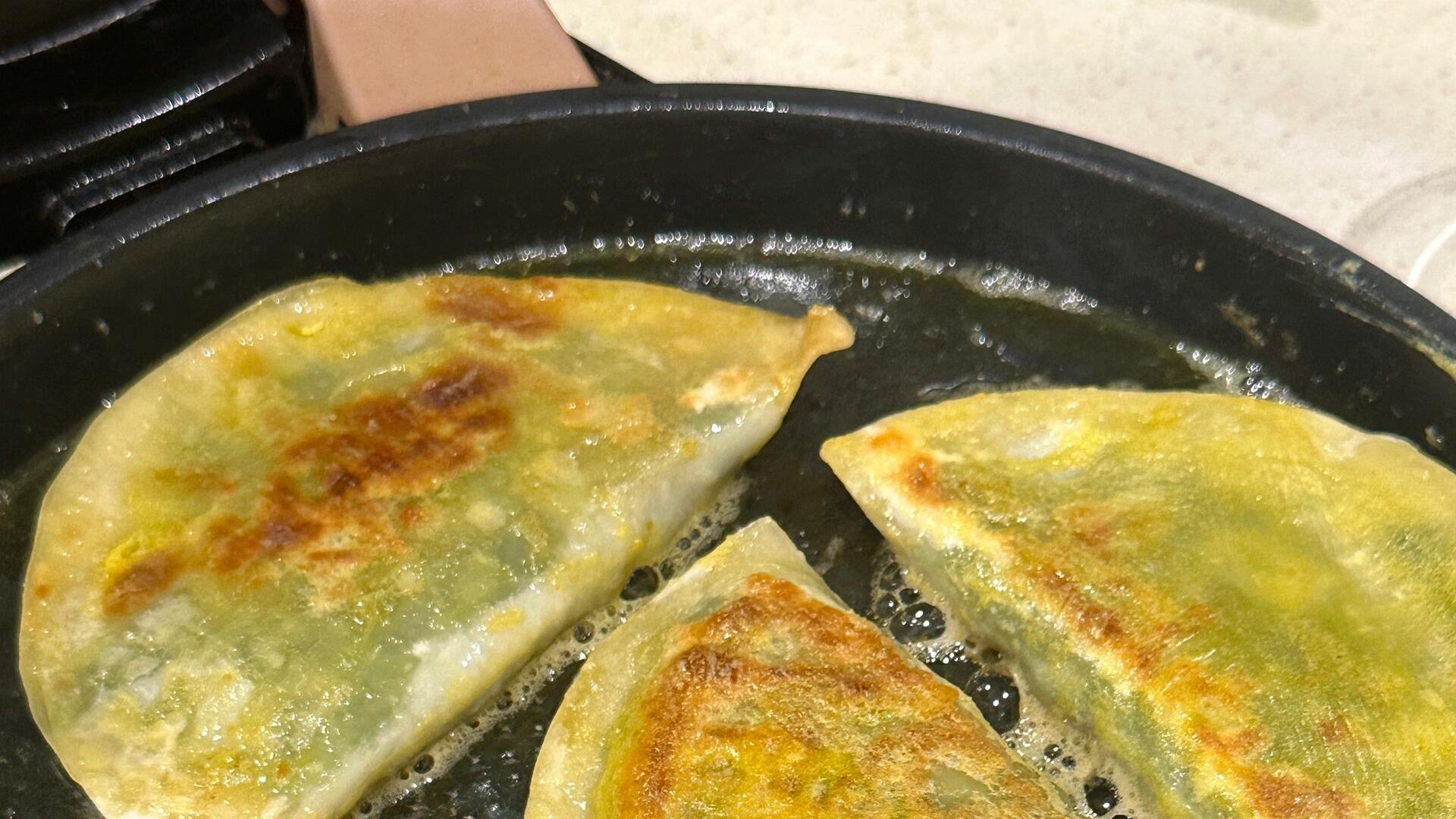 韭菜盒子：一口咬下去，满嘴都是春天的味道！