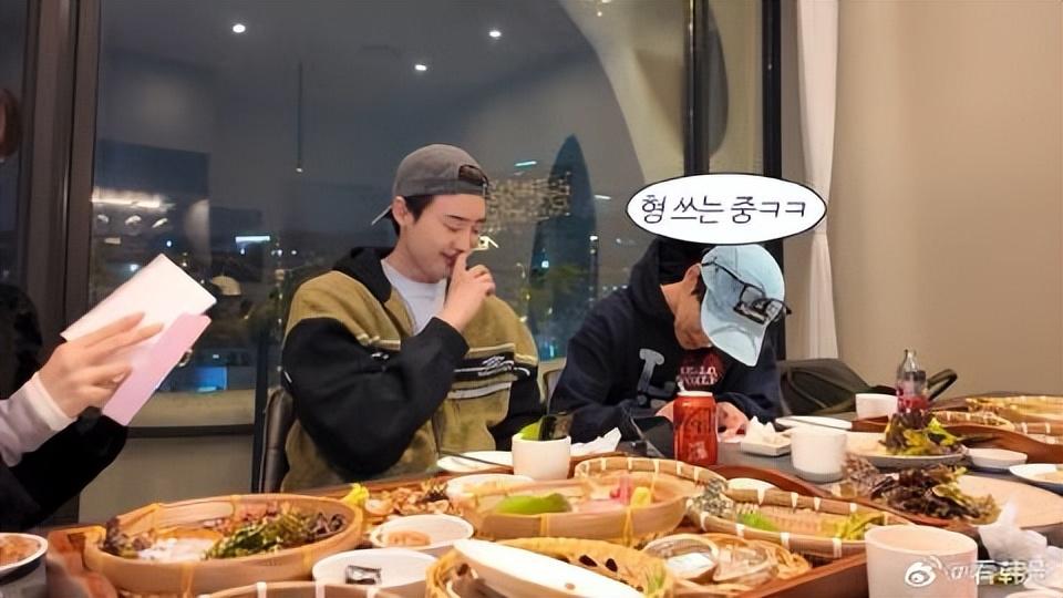 一件外套，四年长跑：IU李钟硕的低调情侣装，照出了顶流爱情最好的样子