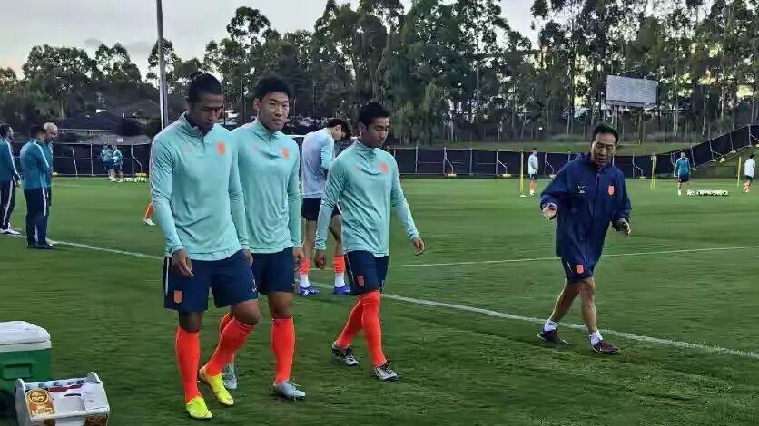 新国足悉尼开训，邵佳一的风头却被38岁老将“抢”了？于汉超这波操作太圈粉