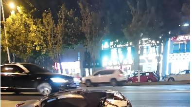 “该不该赔？”电动车撞到妻子却要逃逸，丈夫怒拦酒驾司机却致其十级伤残，司机竟反告索赔30万，法院这样