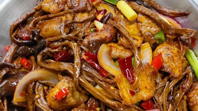 柔韧耐嚼咸香入味，菌鲜肉润交织丰富舌尖层次