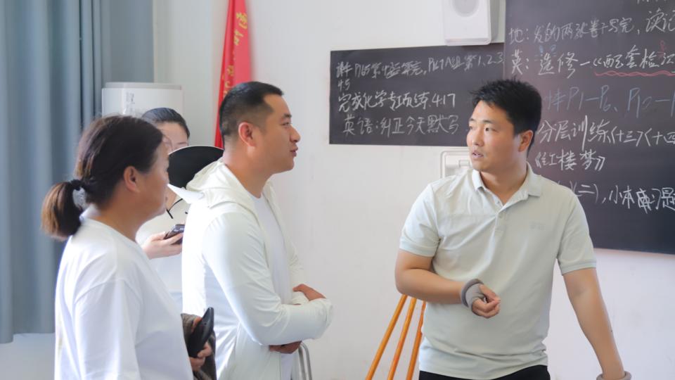 ‌深圳家长举报老师三条罪状，教育局为何只回一条？另外两条懒得回