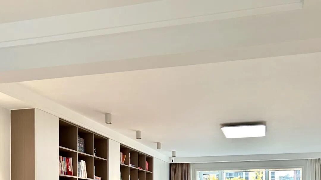 越来越多人客厅不做“电视墙”了？学网友家的做法，美观又实用