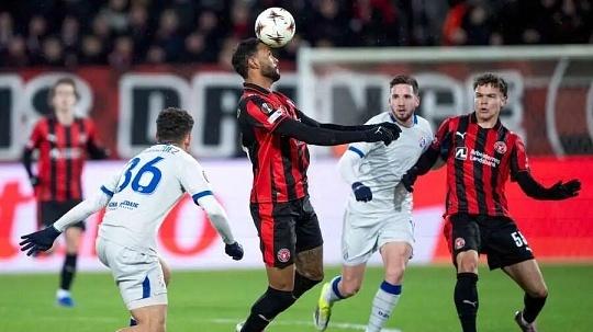 欧战次回合生死局：弗赖堡绝地反击，维拉主场稳守，森林难破铁桶阵