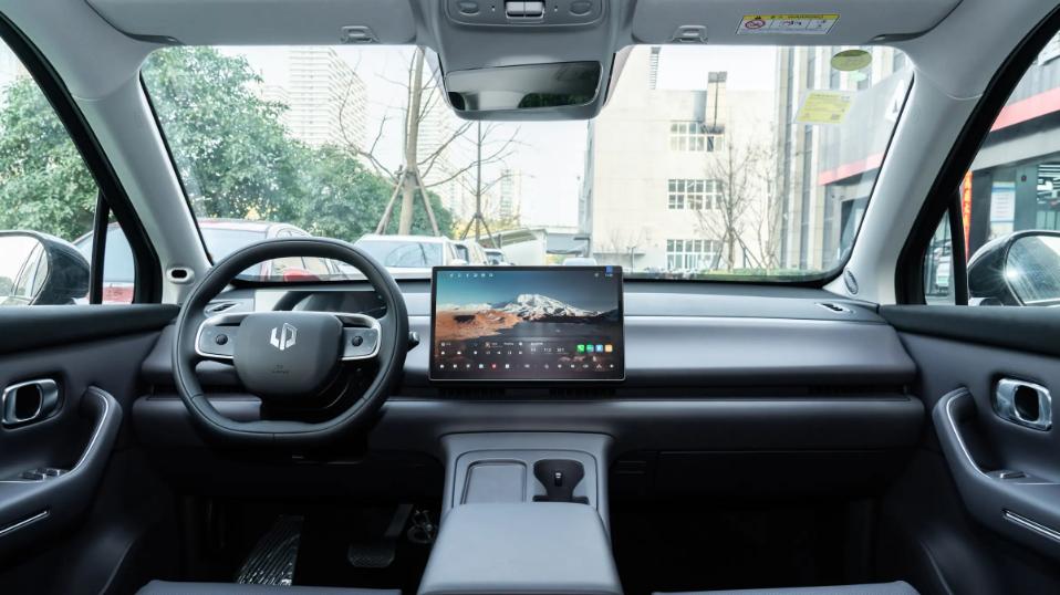 有纯电有增程，零跑C16实力均衡，选择入门版本就够了