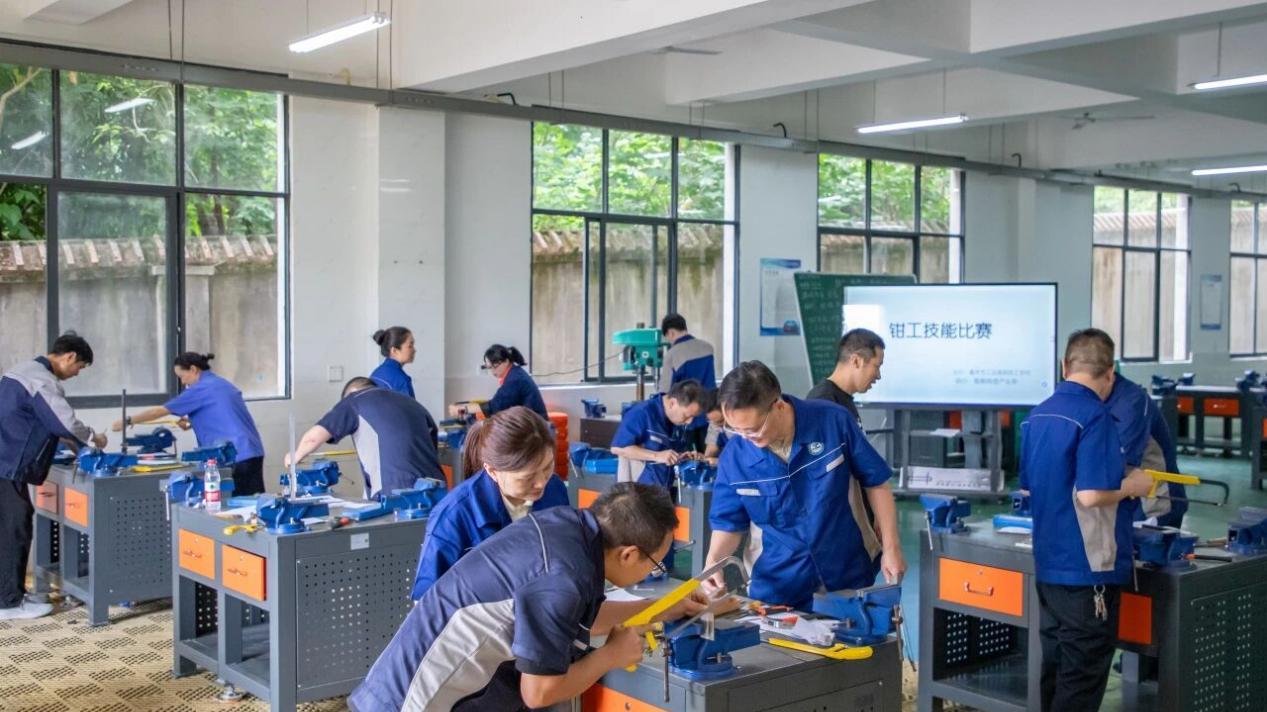 师生同台竞绝技：重庆市工业技师学院职教周活动精彩收官