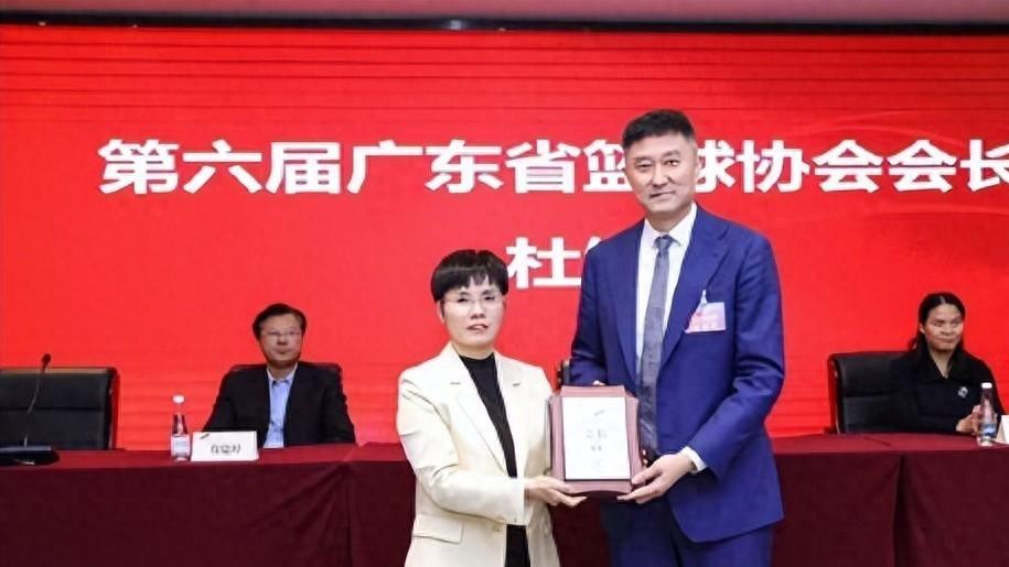 上海淘汰广东后，卢伟主动问候杜锋，杜锋也积极回应！