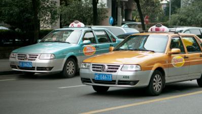 50公里上海出租车索价800块，转包宰客 + 肇事逃逸，司机被永久封禁