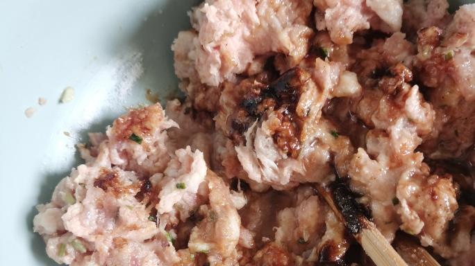 经典鲜肉爆汁小笼包，自己在家就可以做，个儿小皮薄馅厚多汁多肉