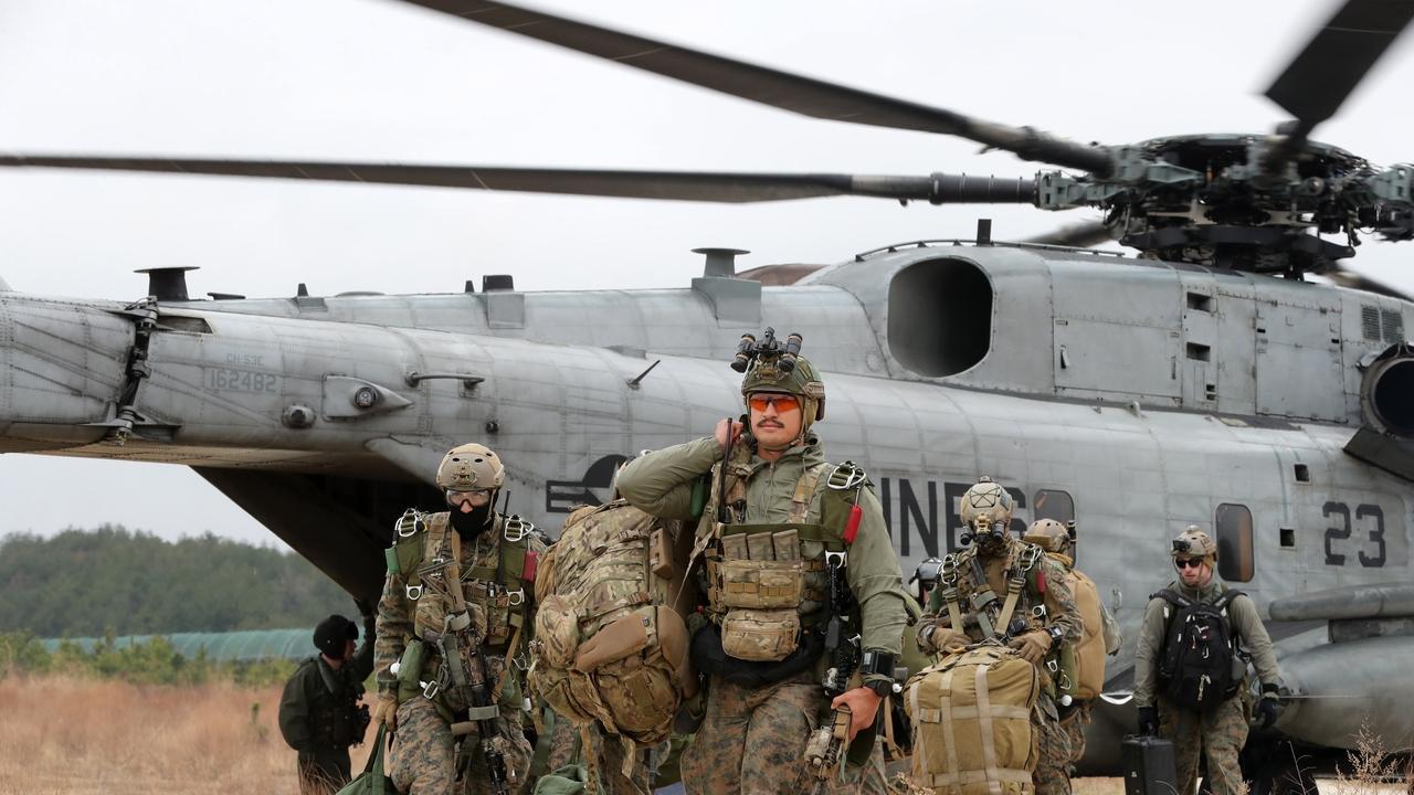 美向中东大举增兵，军事专家推演美军夺取哈尔克岛的三种可能，伊朗危险了