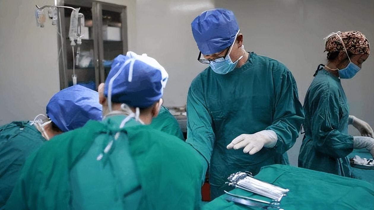 武汉24岁孕妈产下龙凤胎要缝合， 突然喊道“等一下”医生当场愣住