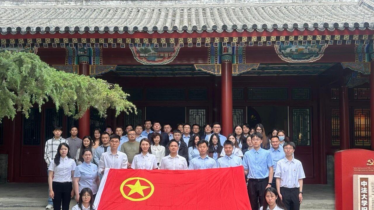 数科集团联合国际集团组织观看电影《这，就是青春》
