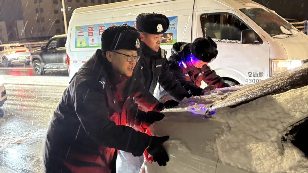 盐湖公安以雪为令，浴“雪”奋战护平安