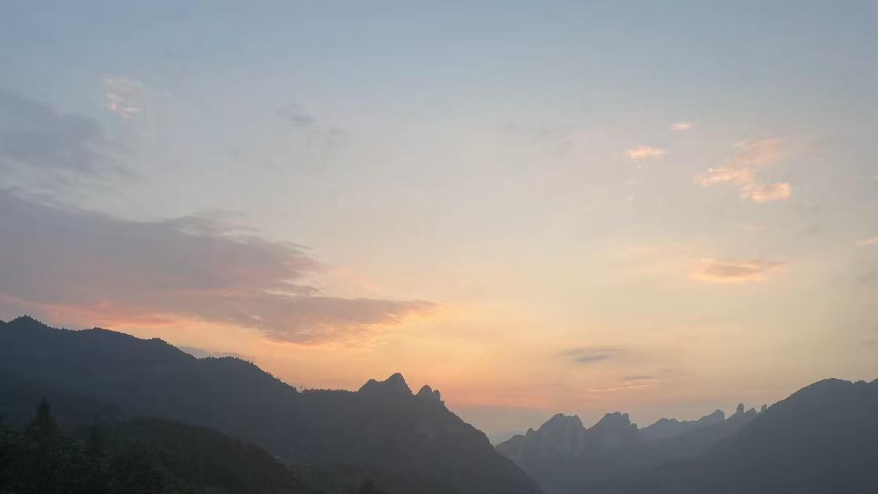 山顶，我，与第一缕阳光——在路上