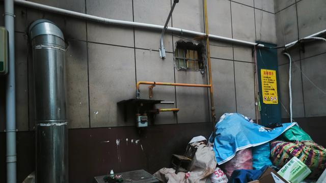 汶上中都现代城楼下长期堆废品存重大安全隐患 居民多次投诉无果