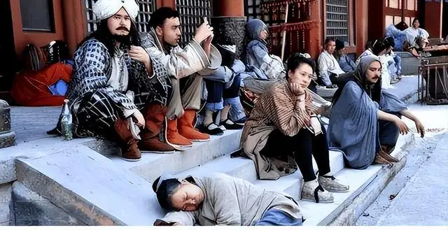 横店13万群演困局：时薪12元、13万人抢800个坑，降薪后谁在硬扛？