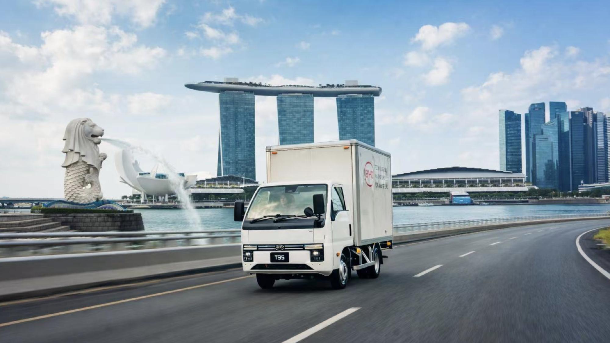 不愧是国内新能源领头羊，比亚迪包揽新加坡多项销冠，助力全面电动化