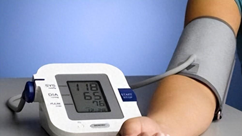 高血压不是老年人专利，这5个并发症可能在逼近，早期预防是关键