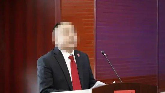 为何事过7个月才报案？一法官被曝在其办公室内猥亵案件当事人