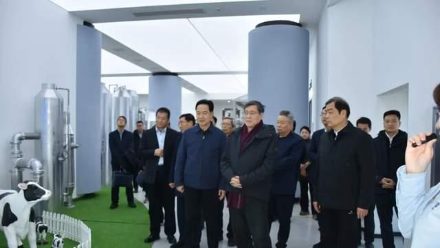 全国人大农委主任委员杜家毫一行到天津食品集团智慧牧业开展调研