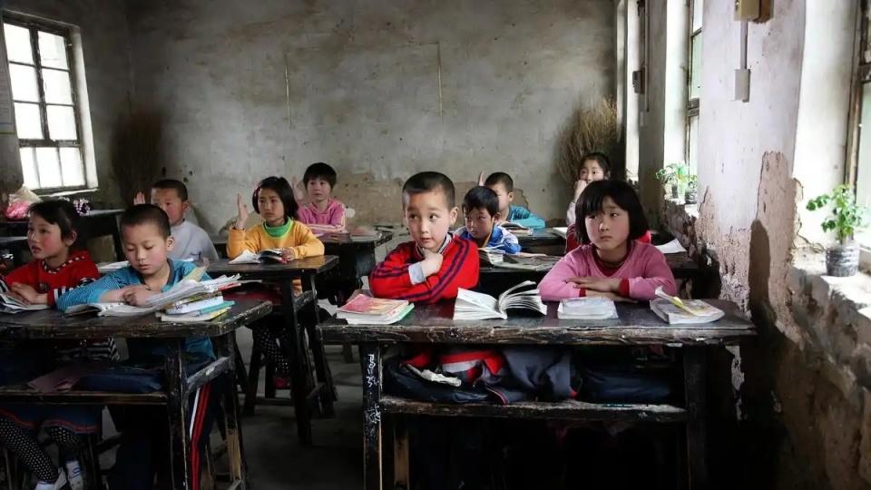 学生进城，农村中小学数量比例持续下降