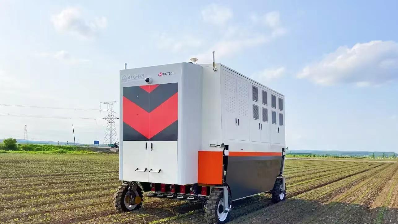 激光除草设备来袭，农民只需遥控，田里杂草清光光？