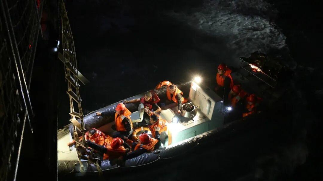 一艘渔船突然失事进水濒临倾覆，关键时刻，扬州舰深夜火速救援，全员平安脱险
