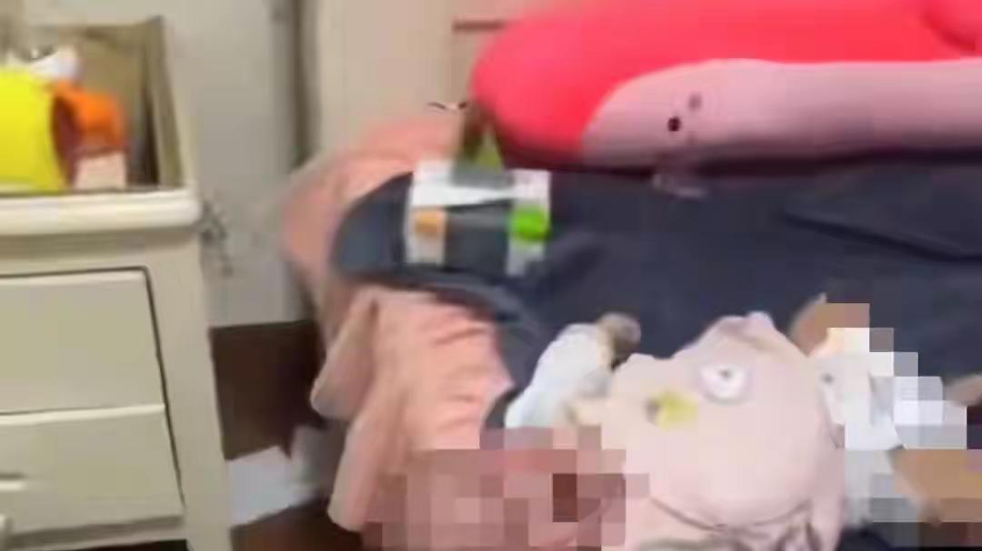 婴儿遭泼牛奶掌掴令人发指，不严惩施暴者只怕会让孩子再遭毒手