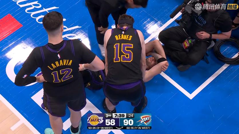 雪上加霜！43分血洗+东契奇受伤，赛后老詹先一步退场，布朗尼和哈滕拥抱致意