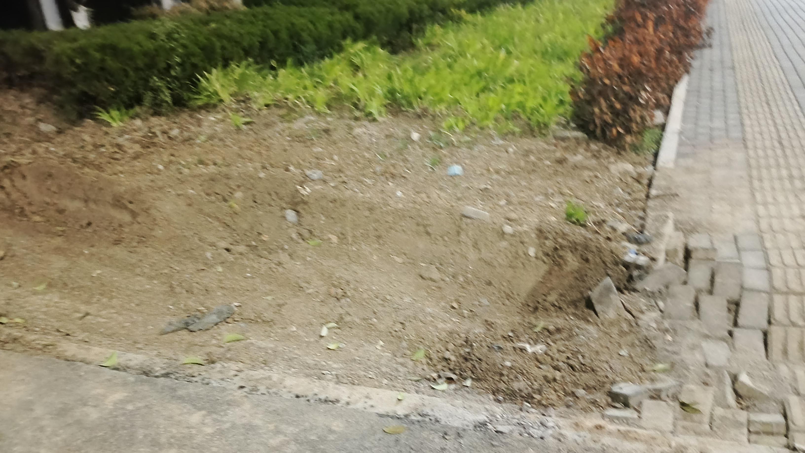 济宁西五里营二期公共区域现两处问题，网友留言反映引关注