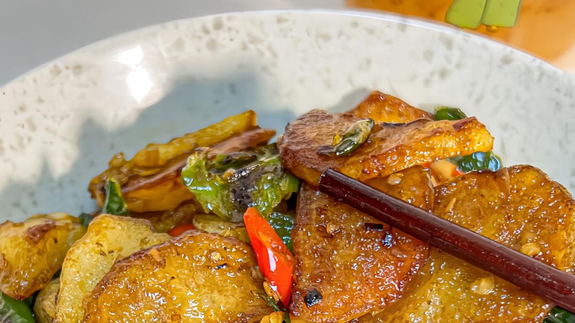 焦香软糯，虎皮微辣：一盘擂辣椒土豆片的家常至味