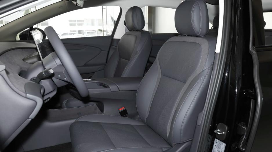 卖不出是有原因的，红旗天工05诚意不够，前排加热需要选装