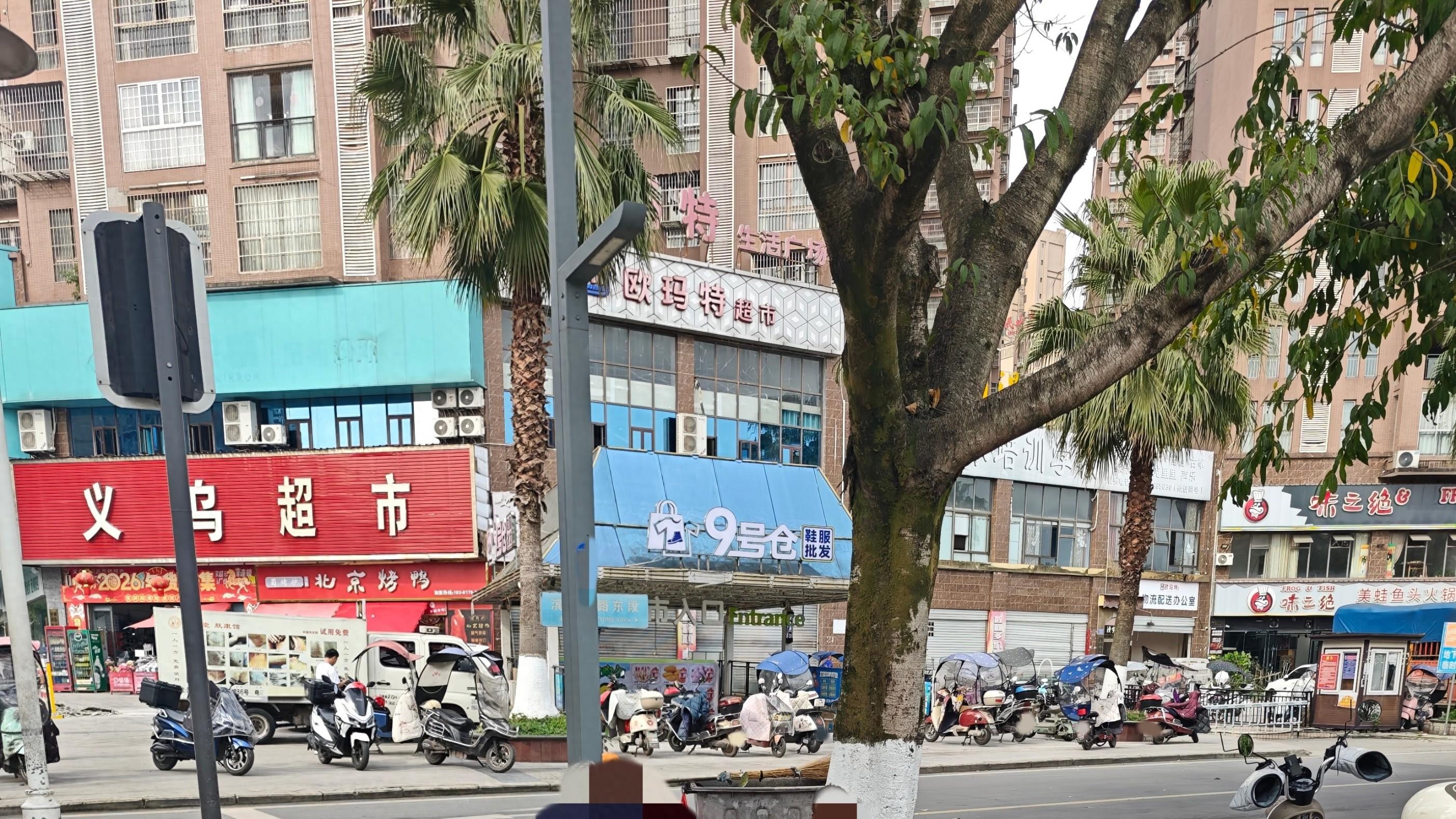 营山县复兴路上看相算命的摊子，还能抽签【算未来】？