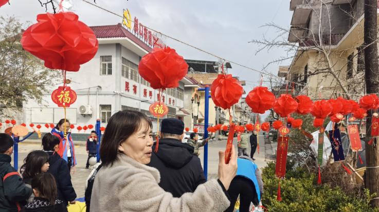 马跃新春闹元宵 邻里同心筑家园