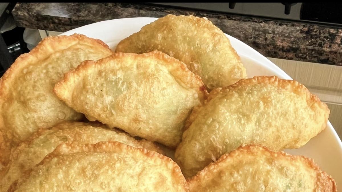 金黄酥脆的炸菜角，藏着回不去的童年时光