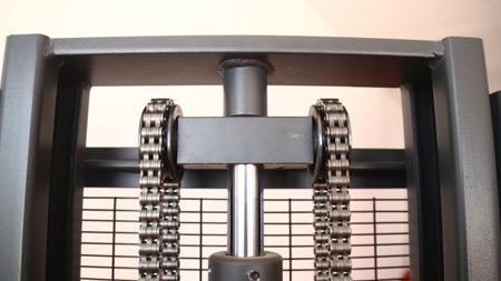 双托盘堆垛更省力 站驾式电动堆高车实测好用