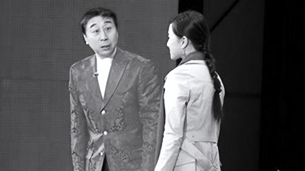 她是冯巩御用老婆，连登五年春晚后精神失常，现在50岁怎样了？
