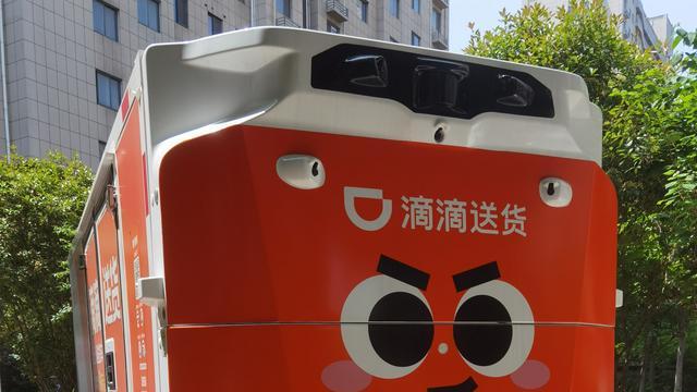 网友反映：济宁市无人送货车是否已被允许进入小区运行