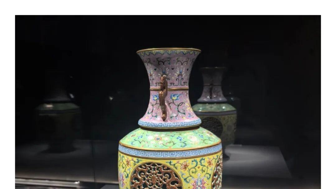 督陶官传奇：皇帝嫌洋花不够挺立？唐英如何把乾隆的审美强求变工艺奇迹