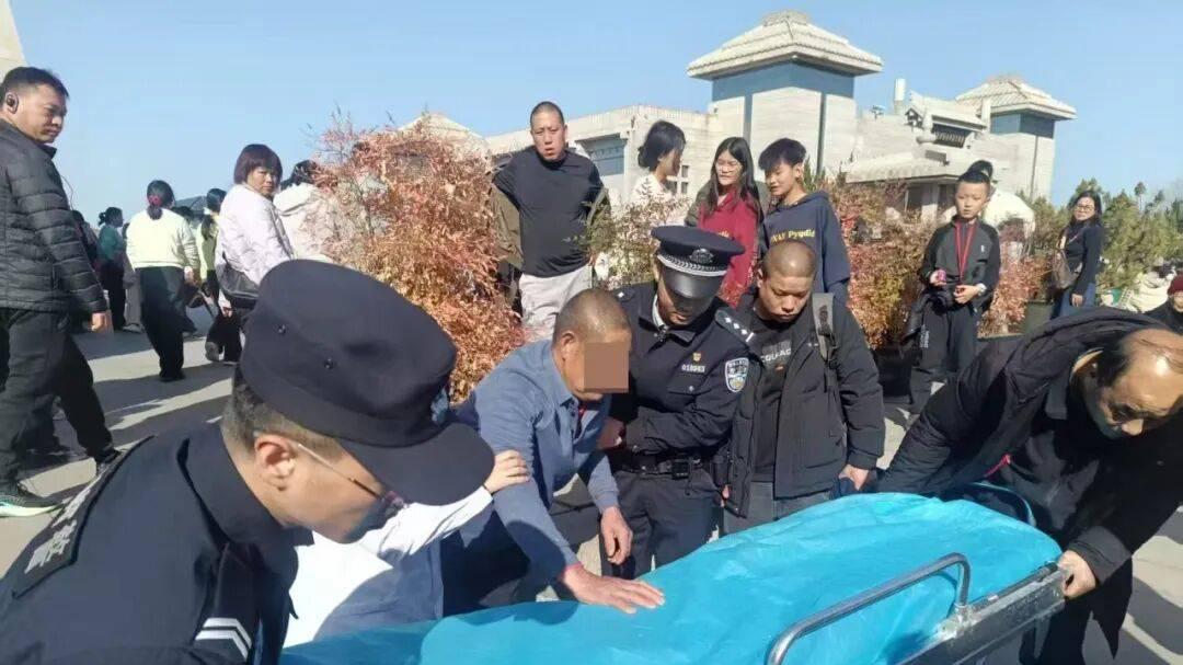 临潼特警坚守景区一线守护万家平安