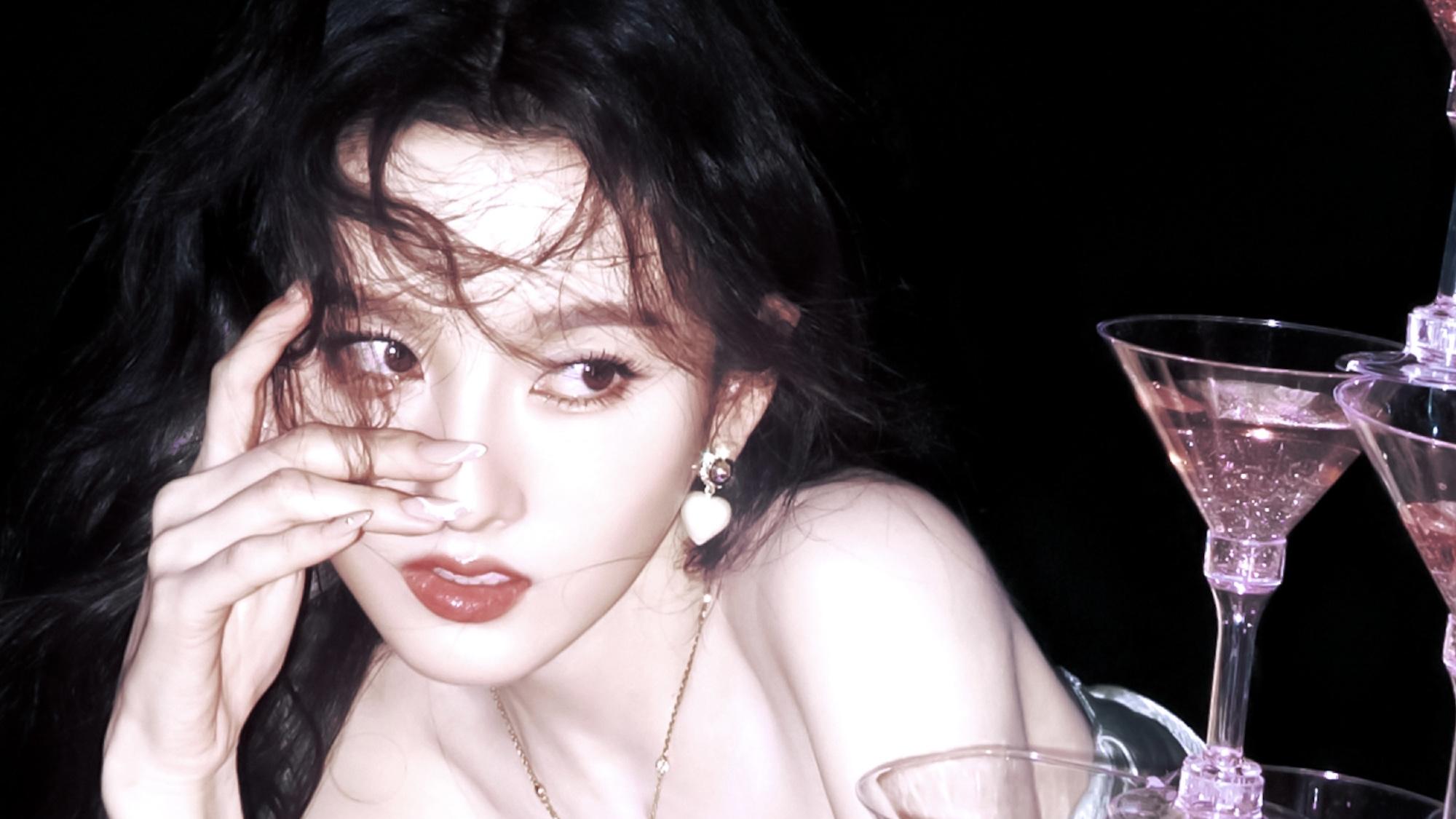 薄荷绿惊艳全场！宋祖儿华伦天奴新春活动"名伶风"造型引爆热搜