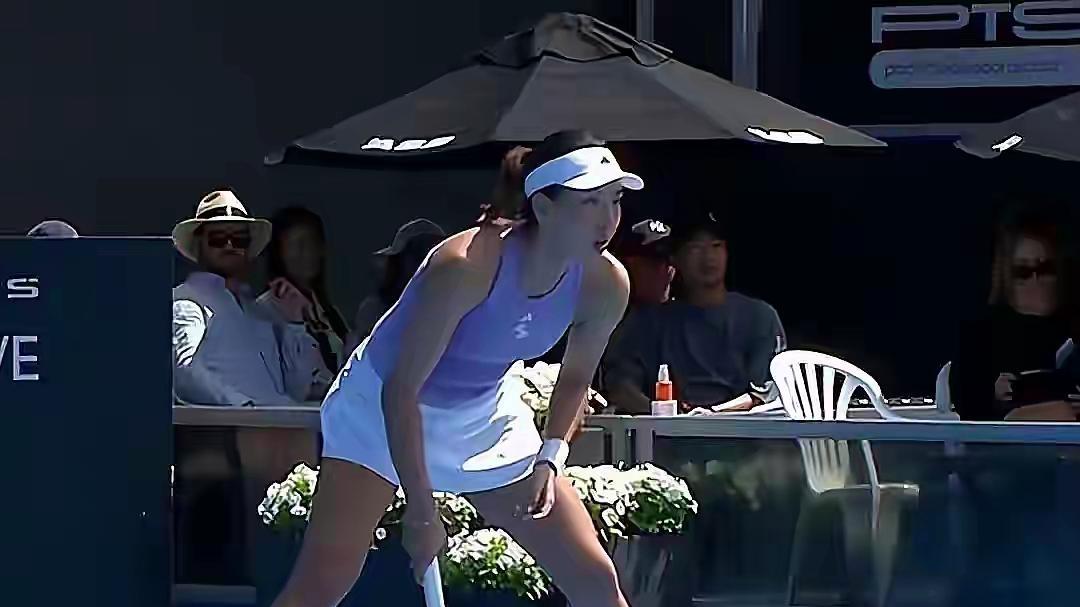 WTA250奥克兰站首轮中国球员王欣瑜2-1逆转麦克纳莉取胜