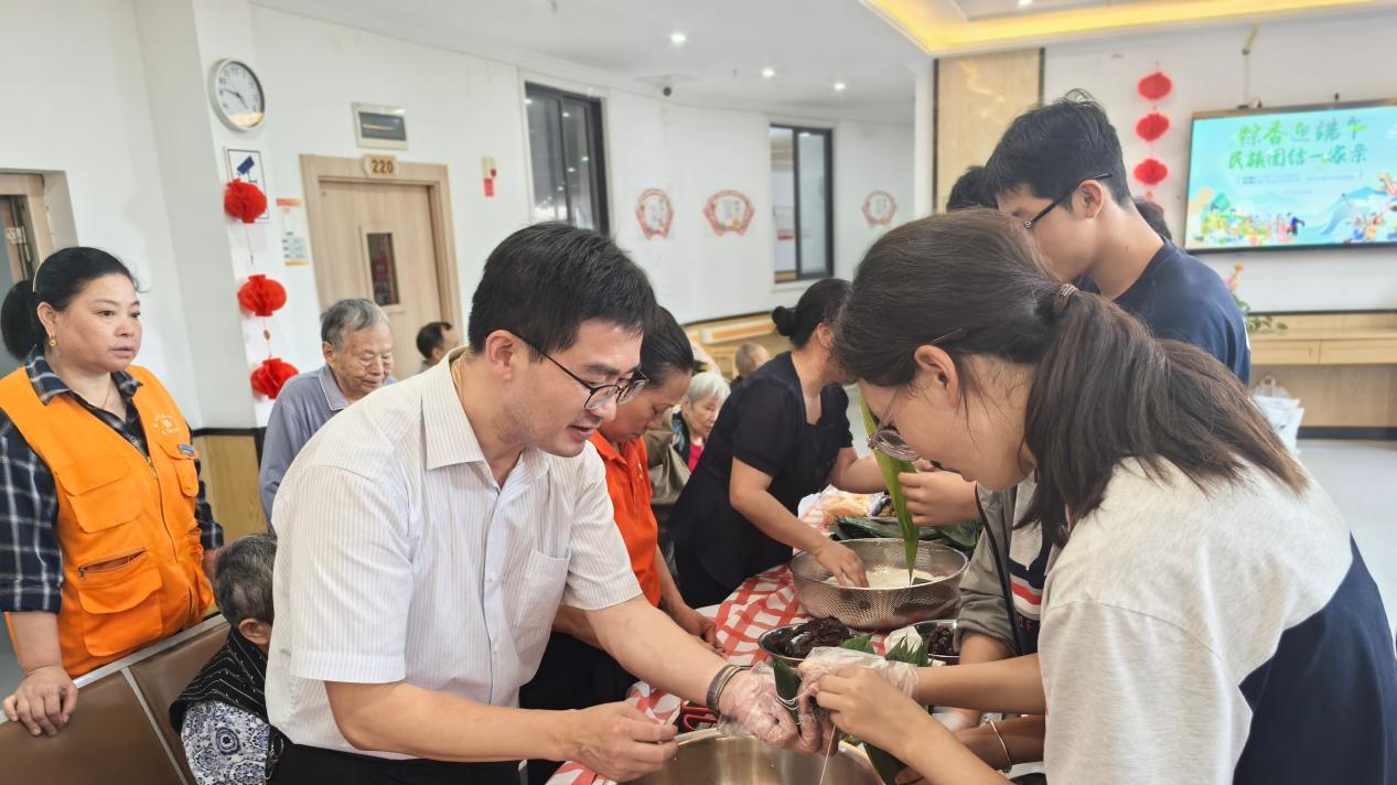 西南大学附属中学荣昌实验学校西藏班学生与社区老人共度端午