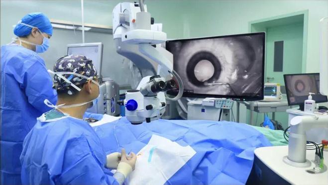 手术室能看3D高清大片？看医生戴着“墨镜”做手术！