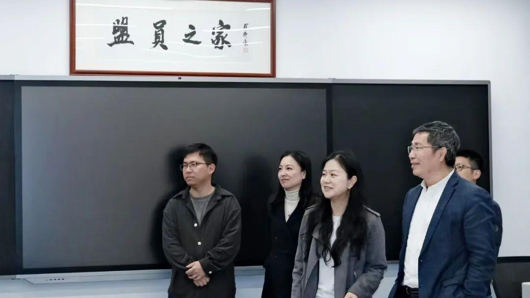 她坚守: 一棵树摇动另一棵树——董婷和她的6000名学生