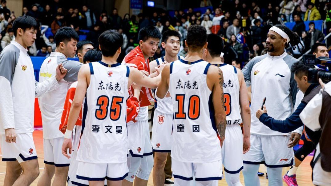 大胜28分广东收4好1坏消息！胡队有了靠谱僚机，徐杰却遭粤迷嘲讽