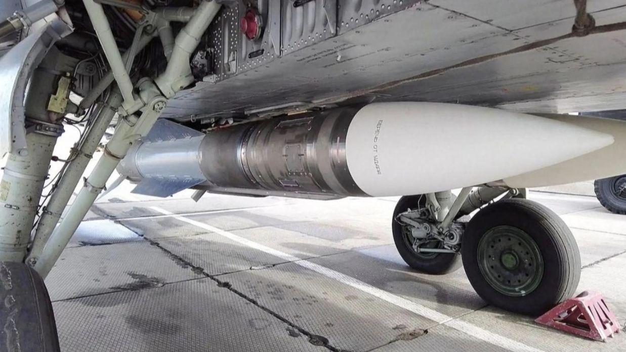 美国远程不死鸟空空弹露面，比起俄军差了一截，很可能是抄作业