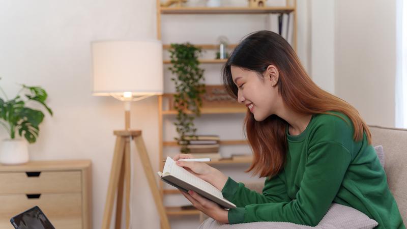 婆婆没来给我带娃，每月给600我嫌少，如今老公赚7000给婆婆900，我不同意