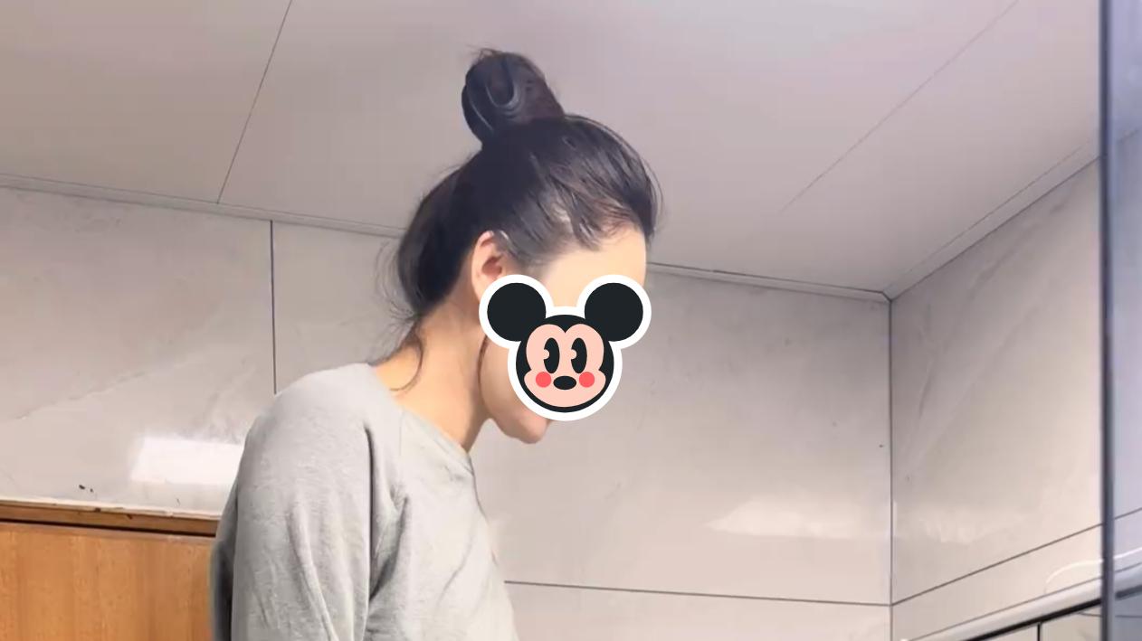 男子娶一位比自己小12岁的妻子，她要洗脚都背着：娶媳妇不容易