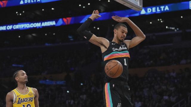 文班亚马创本赛季NBA半场最高37分，球迷震惊：“太狠了！”